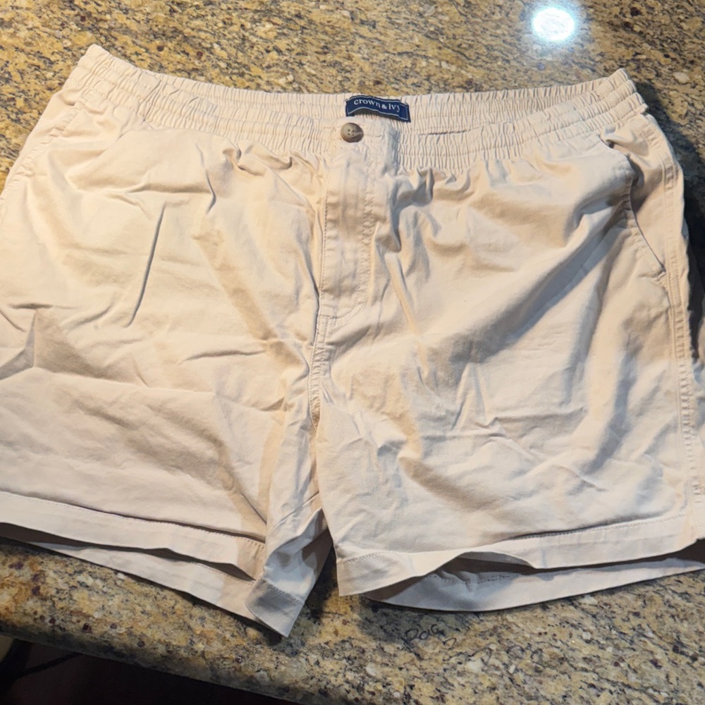 Crown & Ivy Men's Cream Flat Front Shorts